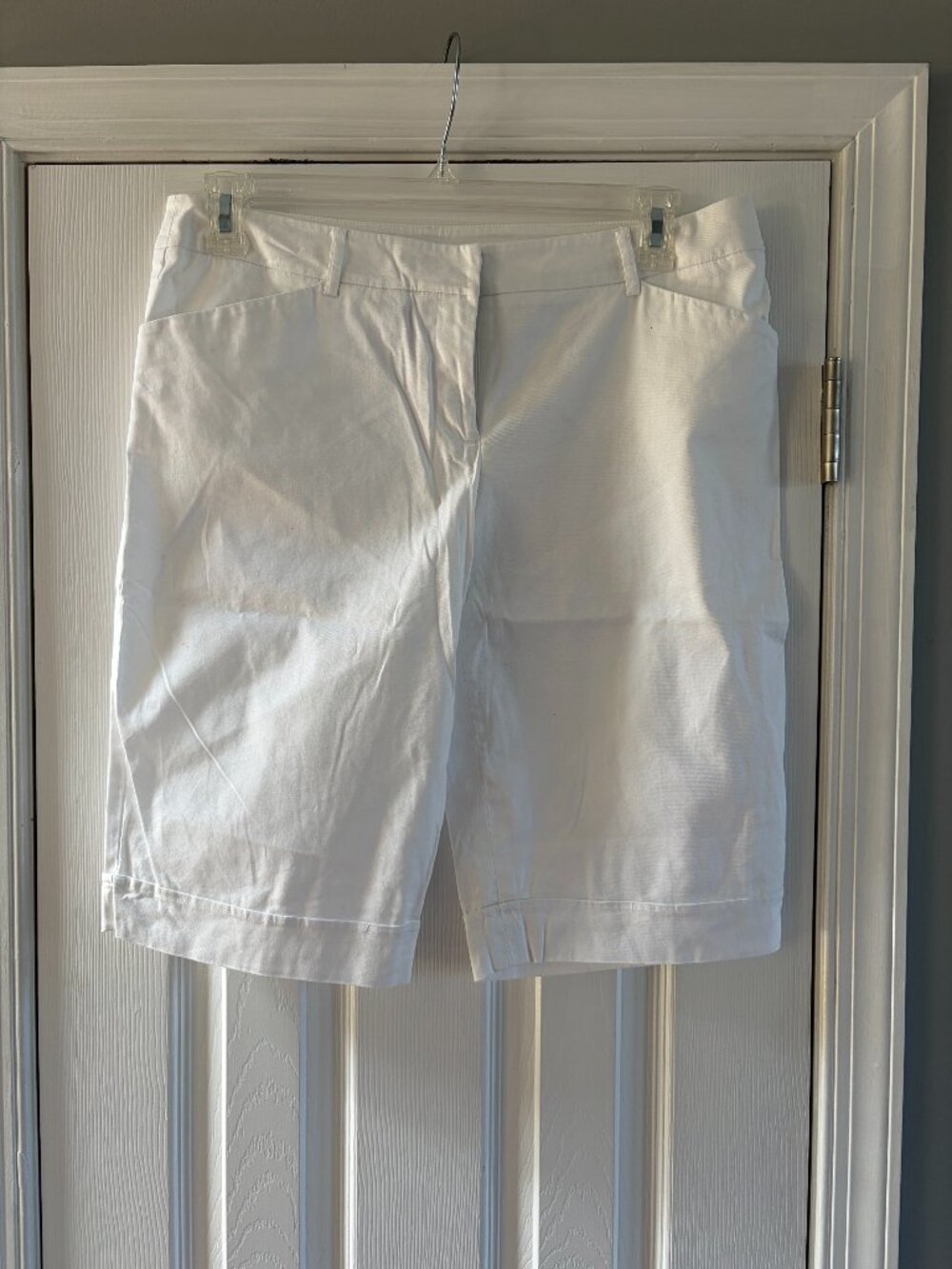 Women's AB Studio slightly above the knee shorts size 10 white